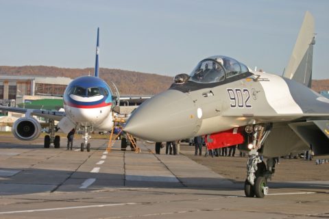 Der Sukhoi Superjet 100 links und Russlands Mehrzweckjäger die SU-35BM rechts. Bild: Sukhoi