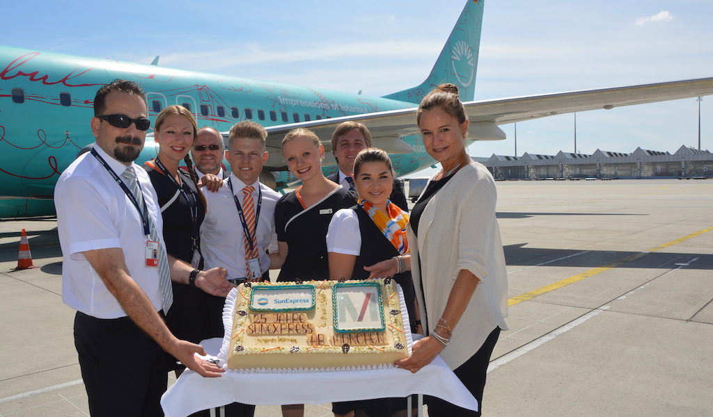 Zum Jubiläum wurde vom Flughafen München eine Geburtstagstorte überreicht. Bild: FMG