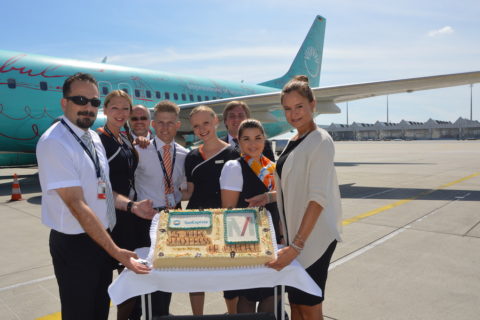 Zum Jubiläum wurde vom Flughafen München eine Geburtstagstorte überreicht. Bild: FMG