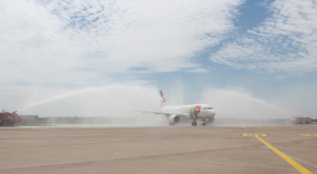 Nach der Landung in Hannover wurde das Flugzeug mit der traditionellen Wassertaufe der Flughafen-Feuerwehr begrüßt. Bild: Hannover Airport