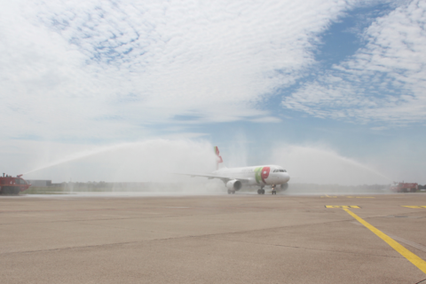 Nach der Landung in Hannover wurde das Flugzeug mit der traditionellen Wassertaufe der Flughafen-Feuerwehr begrüßt. Bild: Hannover Airport