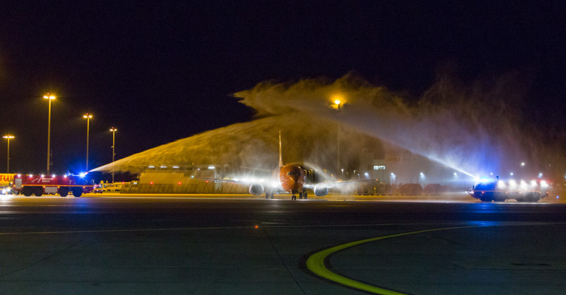 Wassertaufe für die B-737 der TNT in Hannover. Bild: Flughafen Hannover