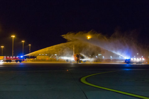 Wassertaufe für die B-737 der TNT in Hannover. Bild: Flughafen Hannover