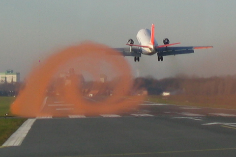 Jedes Flugzeug hinterlässt turbulente Luftverwirbelungen, sogenannte Wirbelschleppen; im Bild eine durch die DLR durchgeführte Visualisierung. Bild: DLR (CC-BY 3.0)