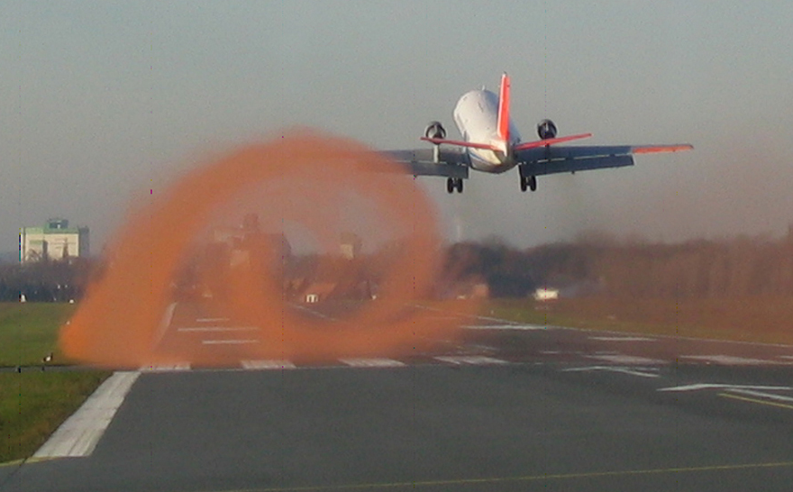 Jedes Flugzeug hinterlässt turbulente Luftverwirbelungen, sogenannte Wirbelschleppen; im Bild eine durch die DLR durchgeführte Visualisierung. Bild: DLR (CC-BY 3.0)