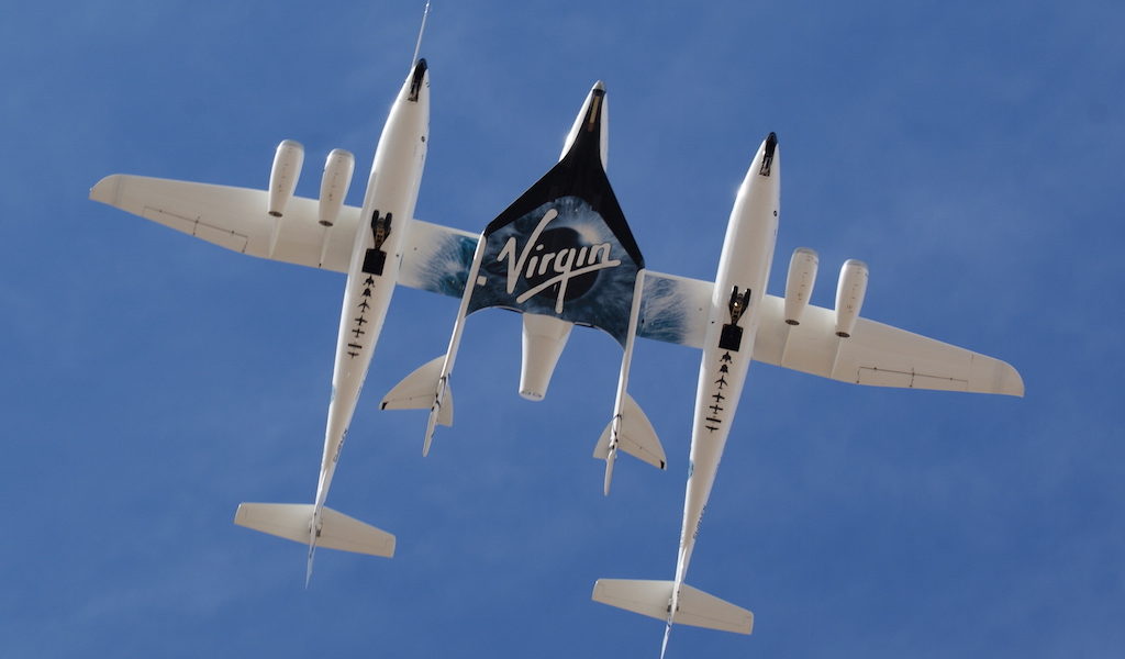 WhiteKnightTwo und SpaceShipTwo im Flug. Bild: wikimedia commons / Huntster.