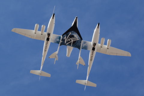 WhiteKnightTwo und SpaceShipTwo im Flug. Bild: wikimedia commons / Huntster.