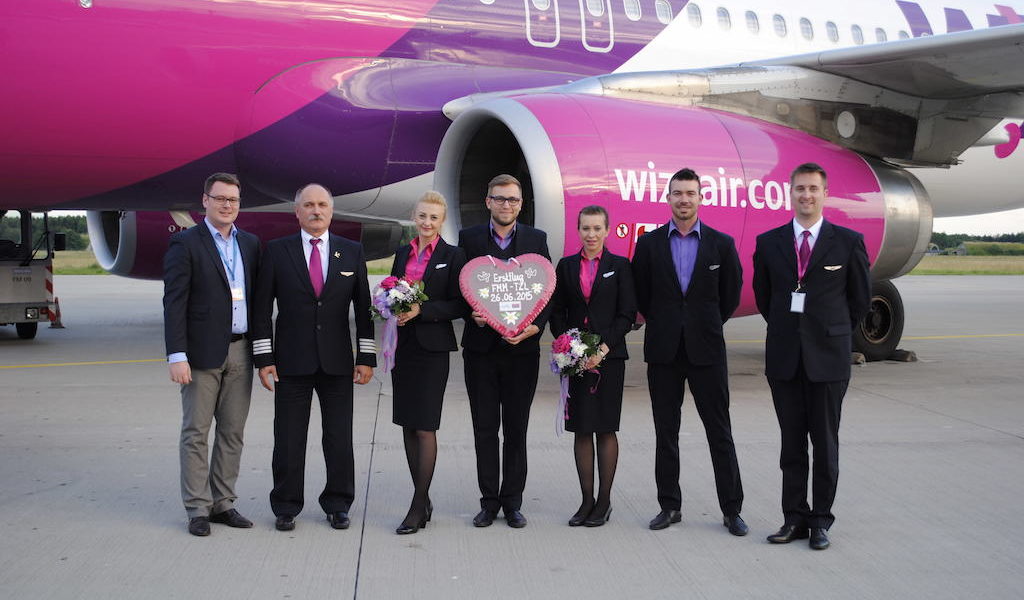 Die Crew des Premierenflugs wurde von Vertriebsleiter Marcel Schütz herzlich begrüßt. Bild: Allgäu Airport Memmingen