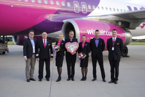 Die Crew des Premierenflugs wurde von Vertriebsleiter Marcel Schütz herzlich begrüßt. Bild: Allgäu Airport Memmingen