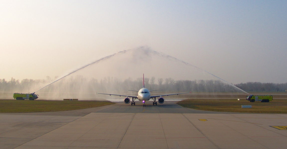 Mit Wasserfontänen wurde das aus Budapest ankommende Flugzeug feierlich empfangen. Bild: FKB