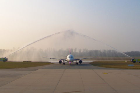 Mit Wasserfontänen wurde das aus Budapest ankommende Flugzeug feierlich empfangen. Bild: FKB