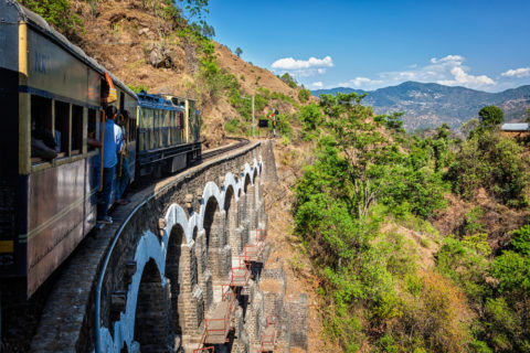 Die Schmalspurbahn der Kalka-Shimla Railway ist berühmt für seine atemberaubende Aussicht und Konstruktion. Bild: shutterstock / f9photos