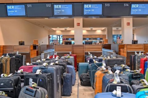 Im Sommer 2022 hat es an vielen deutschen Flughäfen ein Kofferchaos gegeben. Nun nutzen immer mehr Passagiere Airtags, um ihren Koffer selbst ausfindig machen zu können. Foto: dpa