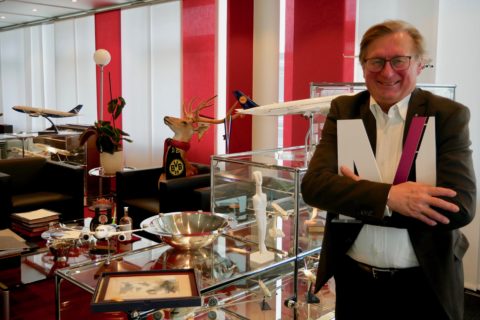 Zum Jahreswechsel muss Dr. Michael Kerkloh sein Büro räumen. Dem scheidenden Flughafen-Chef ist der Airport im Erdinger Moss sehr ans Herz gewachsen. Die Flugzeugmodelle, die er in 17 Jahren gesammelt hat, sollen künftig in der Verwaltungskantine stehen. Foto: Aeroscope.de