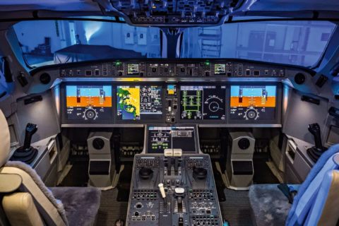 Das Cockpit der A220 mit Fly-by-wire-System