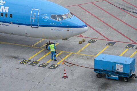 Ein Flugzeug der KLM wird abgefertig.