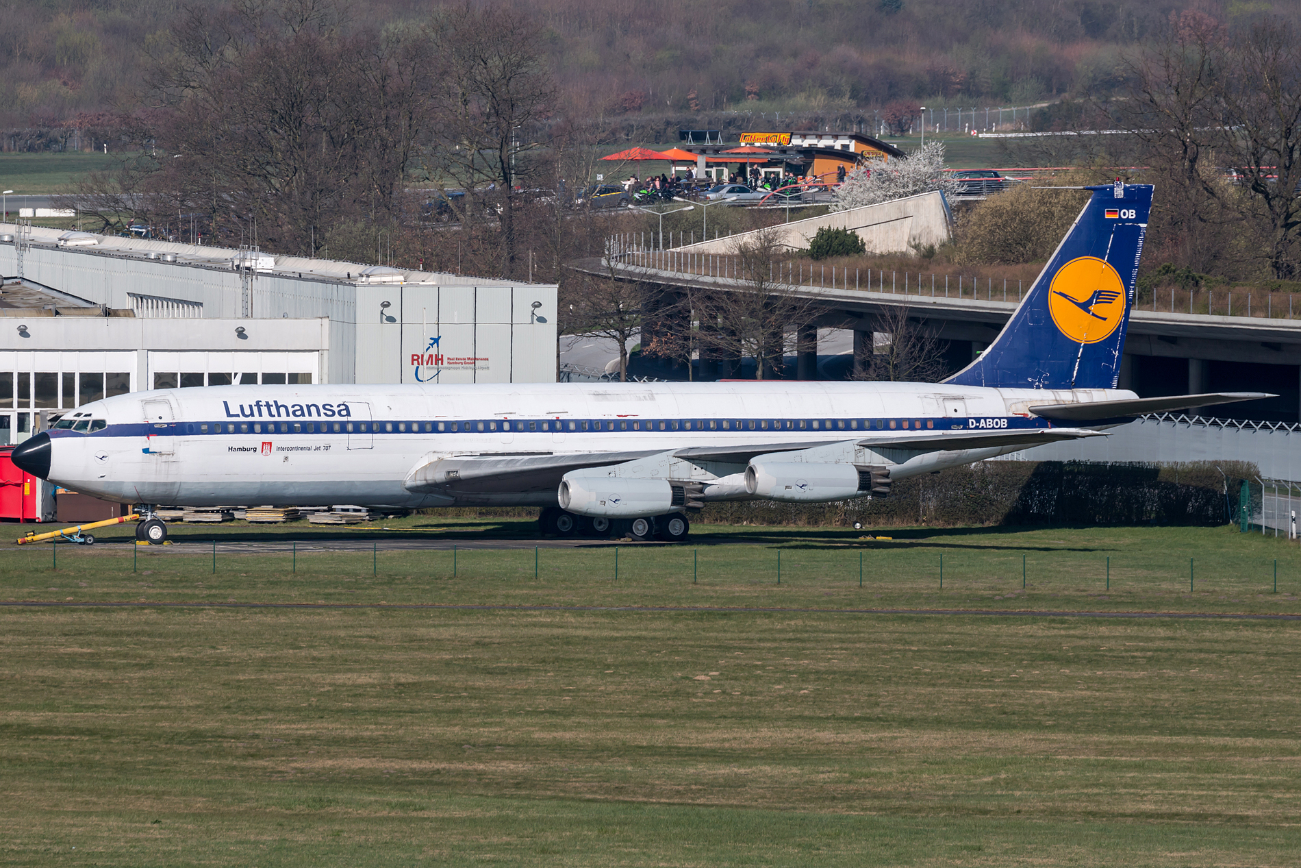 Die in Hamburg ausgestellte Boeing 707 D-ABOD aus den 1960er Jahren wird verwertet, Teile können ersteigert werden. Foto: Dirk Grothe