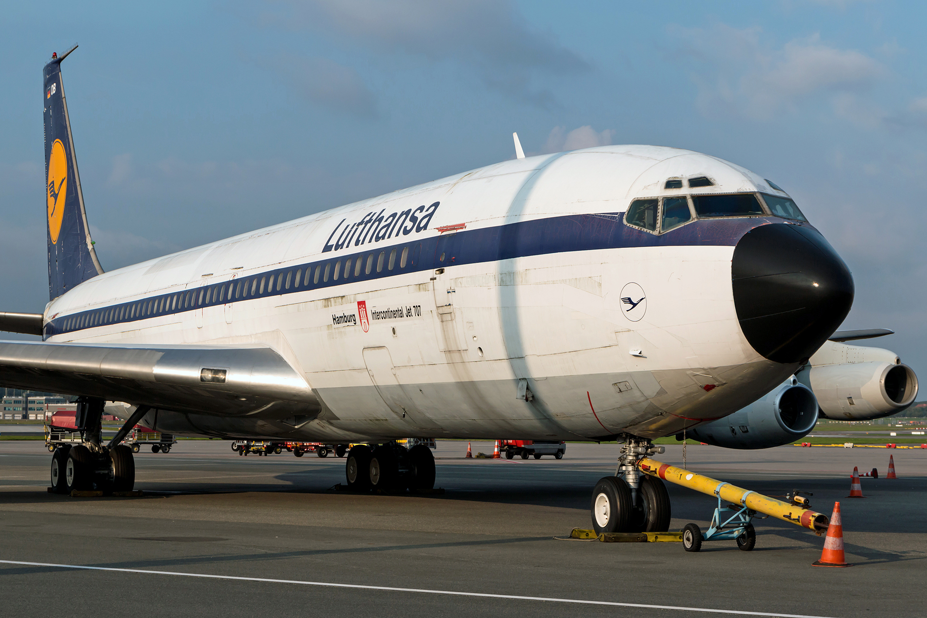 Die in Hamburg ausgestellte Boeing 707 D-ABOD aus den 1960er Jahren wird verwertet, Teile können ersteigert werden. Foto: Dirk Grothe