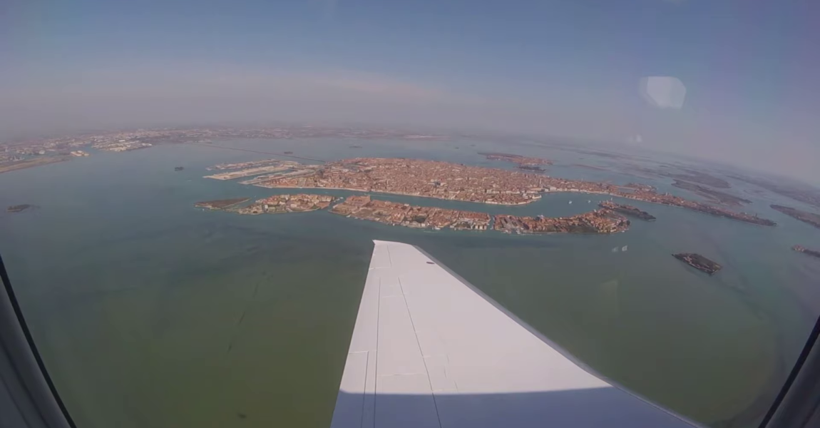 Der PC-24 im Anflug vor der Altstadt von Venedig