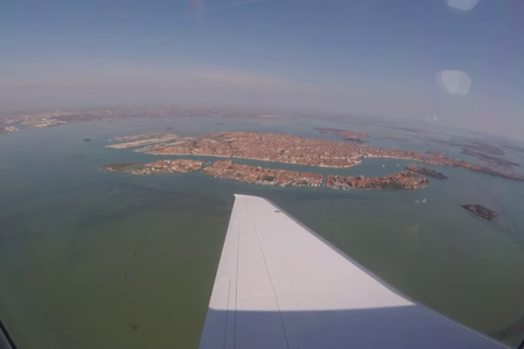 Der PC-24 im Anflug vor der Altstadt von Venedig