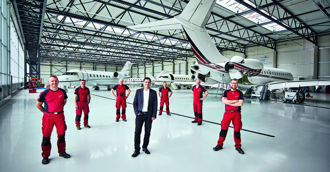 Die sieben Spezialisten des Aero-Dienst
haben jahrzehnte-
lange Erfahrung in
der Wartung von Business Jets