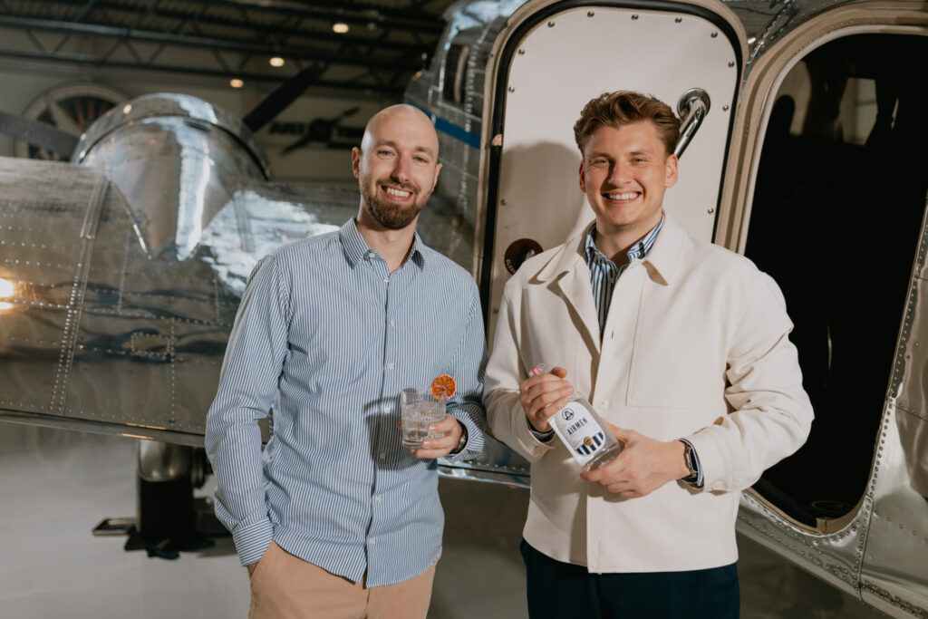 Die beiden Gründer Maximilian Borchert und Lars Rehm präsentieren ihr Produkt 