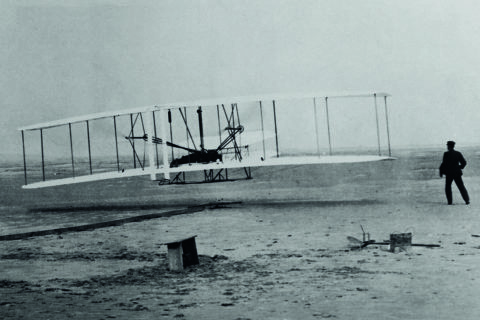 Die Gebrüder Wright beim ersten kontrollierten Motorflug