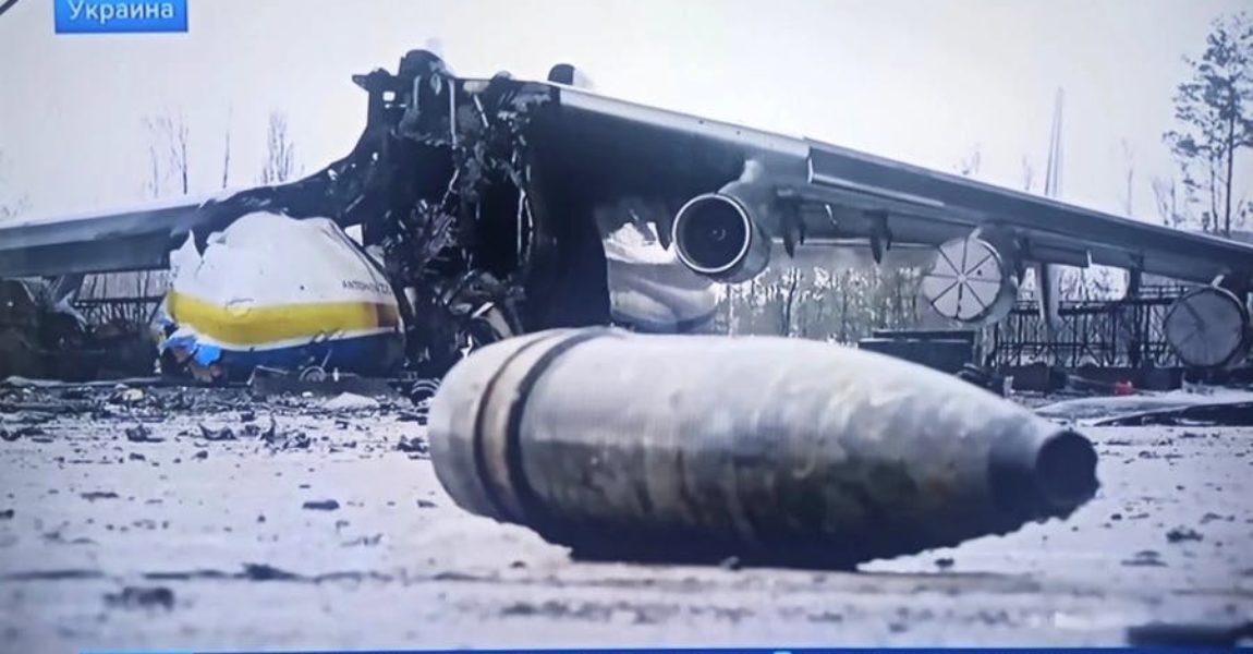Die zerstörte Antonow AN-225 in Hostomel. Das Objekt im Vordergrund könnte ein Triebwerk sein.