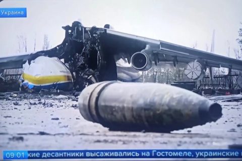 Die zerstörte Antonow AN-225 in Hostomel. Das Objekt im Vordergrund könnte ein Triebwerk sein.