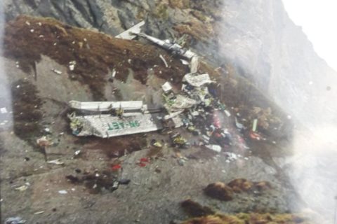 In Nepal ist ein Flugzeug in den Bergen abgestürzt. Trümmerteile liegen überall herum, erste Leichen wurden geborgen - darunter auch zwei deutsche Passagiere.
