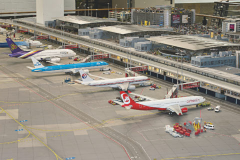 Die Abstellpositionen am Terminal sind normalerweise von Langstreckenflugzeugen besetzt. Das Foto ist aus dem Jahr 2009 und zeigt noch ein Flugzeug der Fluggesellschaft Air Berlin.