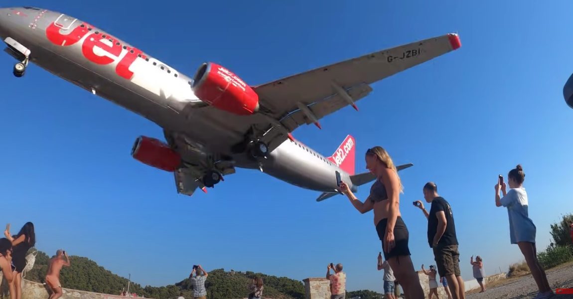 Der Flughafen auf der Insel Skiathos in Griechenland gehört zu den gefährlichsten der Welt. Hier treiben sich viele Planespotter herum - nicht ganz ungefährlich.