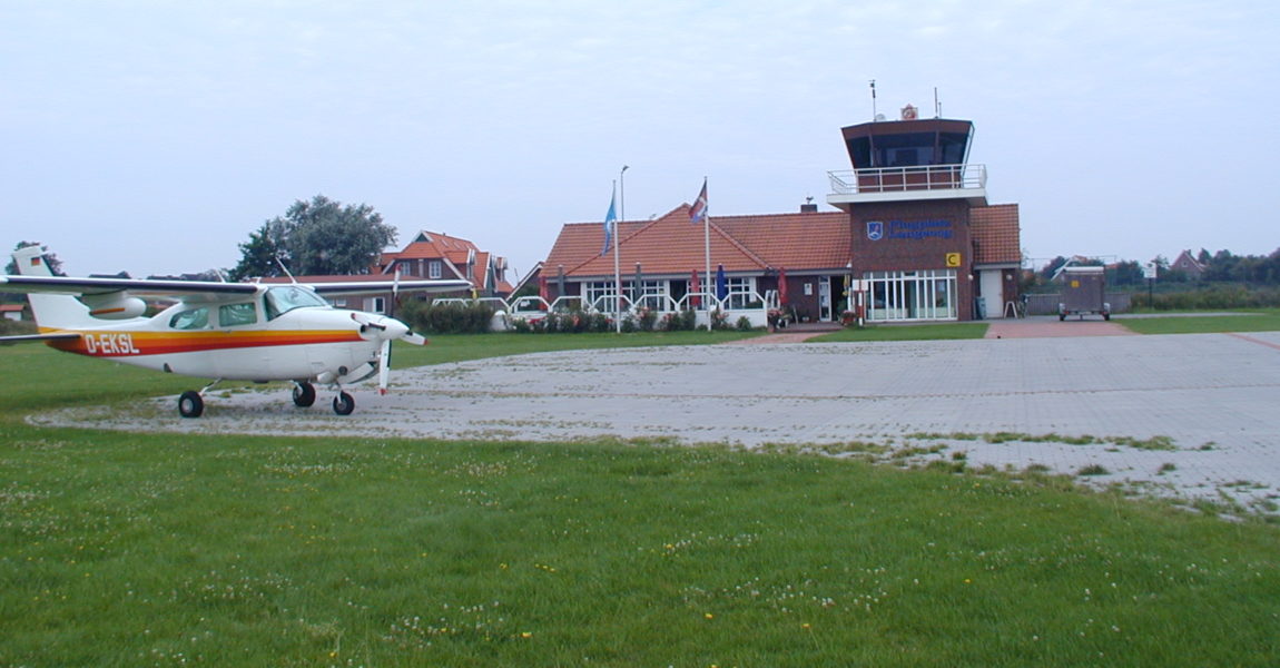 Die Inselgemeinde Langeoog sucht einen neuen Betreiber für den Flugplatz samt Gastronomie.