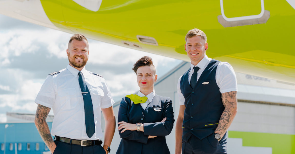 Crew-Mitglieder von Air Baltic müssen jetzt nichts mehr verdecken.