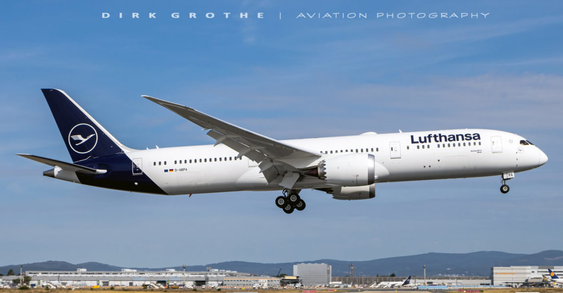 Große Freude bei Lufthansa: Die erste Boeing 787 mit der Kennung D-ABPA ist in Frankfurt gelandet. Foto: Dirk Grothe