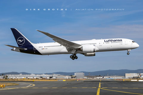 Große Freude bei Lufthansa: Die erste Boeing 787 mit der Kennung D-ABPA ist in Frankfurt gelandet. Foto: Dirk Grothe