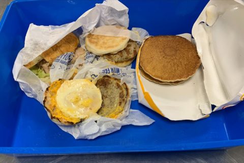 Nicht angemeldet: Ein Passagier muss 1800 Euro Strafe zahlen, da er sein McDonalds-Essen nicht beim Zoll angemeldet hat.