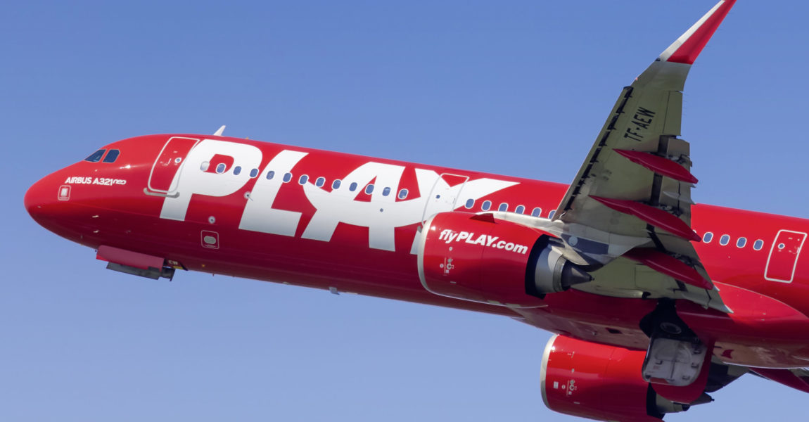 Knallig rote Lackierung, 
ein Logo mit einem stilisierten Flugzeug im Schriftzug: Die Maschinen der isländischen Play fallen in der Luft und am Boden auf.