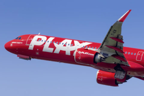 Knallig rote Lackierung, 
ein Logo mit einem stilisierten Flugzeug im Schriftzug: Die Maschinen der isländischen Play fallen in der Luft und am Boden auf.