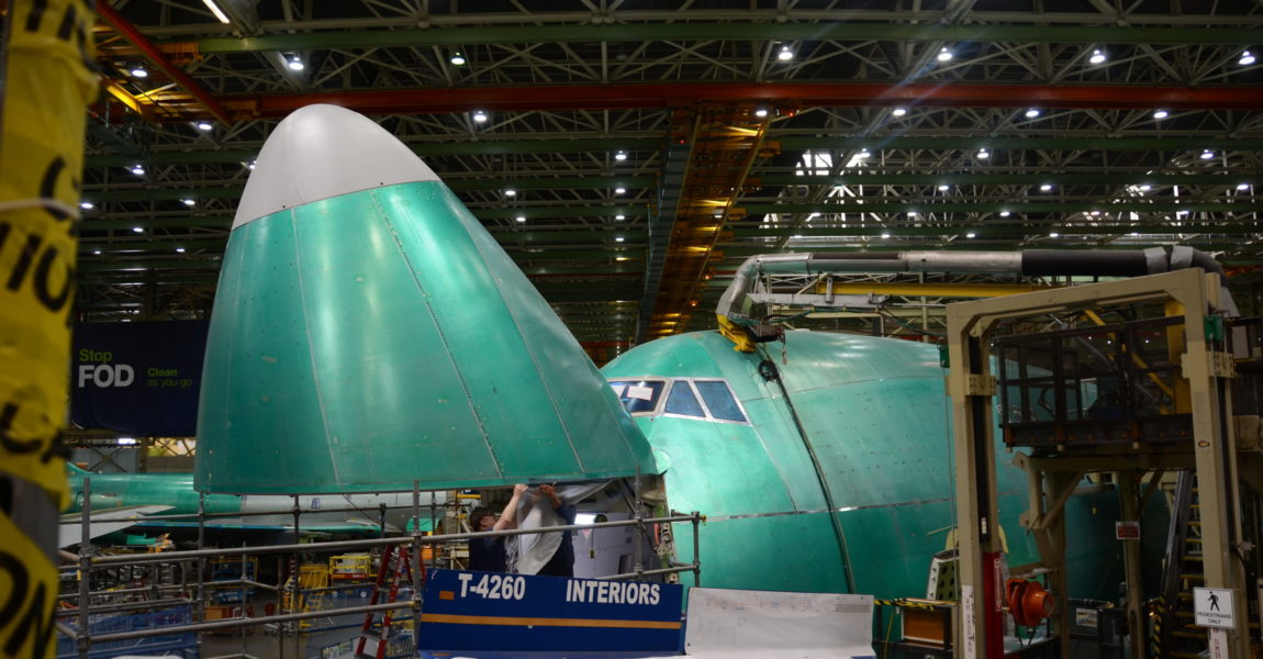 Boeing stellt richtig: Die letzte Boeing 747-8F befindet sich noch nicht in der Endmontage. Das Foto entstand im Juni bei einem Besuch bei Boeing. Es zeigt den drittvorletzten Jumbo. Foto: Wolfgang Borgmann