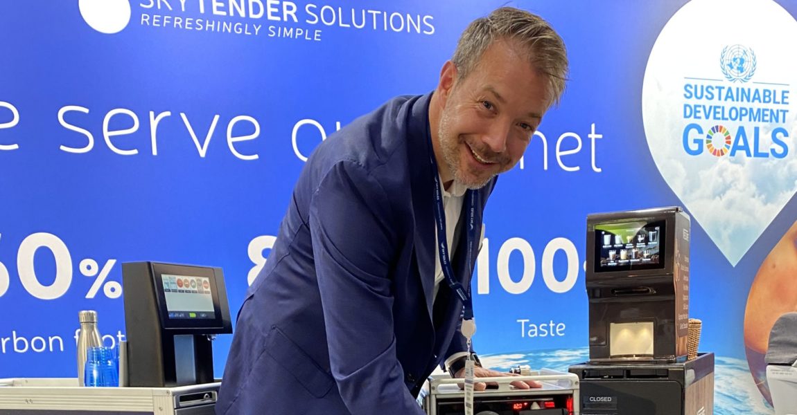 Dr. Thomas Mützel-von Schwartz,Geschäftsführer von Skytender Solutions mit einem der nachhaltigen Getränketrollys. Foto: Isabella Sauer