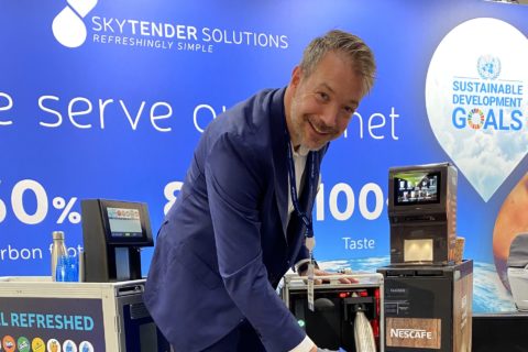 Dr. Thomas Mützel-von Schwartz,Geschäftsführer von Skytender Solutions mit einem der nachhaltigen Getränketrollys. Foto: Isabella Sauer