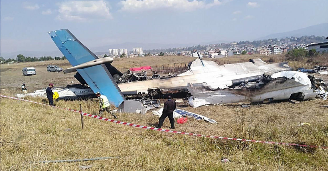 Die Dash 8 fing nach der Landung Feuer, 51 Menschen starben bei dem Unfall.