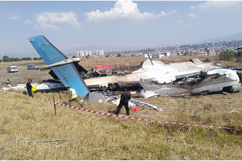 Die Dash 8 fing nach der Landung Feuer, 51 Menschen starben bei dem Unfall.