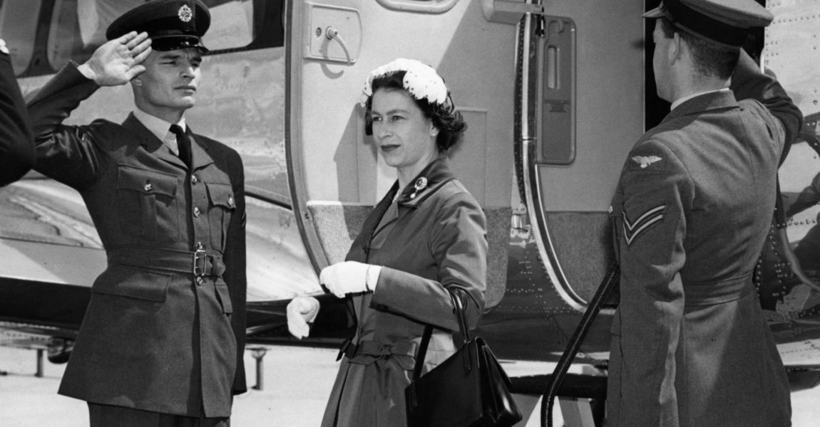 Historisch: Queen Elizabeth II tritt bei ihrer Ankunft am neuen Flughafen Gatwick zur offiziellen Eröffnung aus einem Heron of the Queen's Flight.