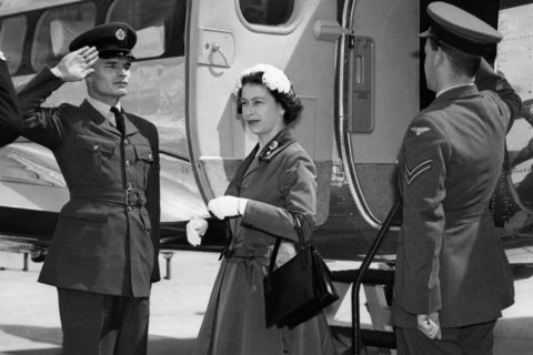Historisch: Queen Elizabeth II tritt bei ihrer Ankunft am neuen Flughafen Gatwick zur offiziellen Eröffnung aus einem Heron of the Queen's Flight.