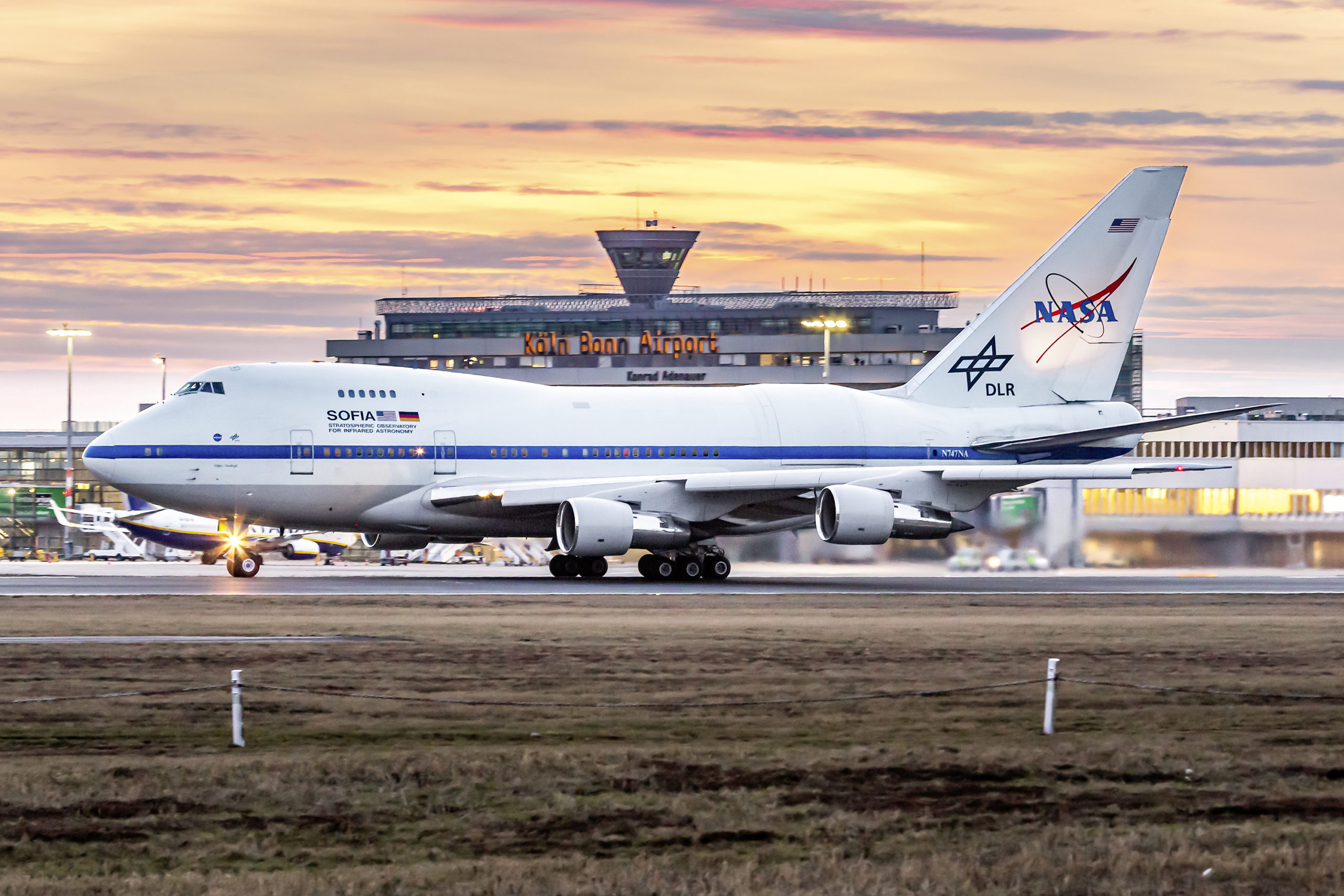 Rang 3: In der Dämmerung zieht SOFIA in Kön/Bonn am Objektiv des Fotografen Marc Stier vor dem Hauptterminal des Airports in stimmungsvollem Licht vorbei. Foto: Marc Stier