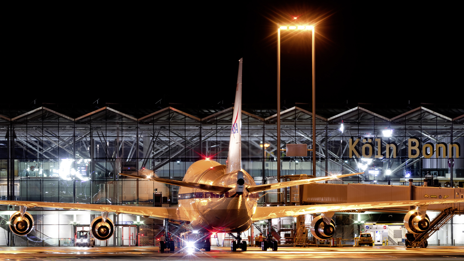 Platz 2: Die moderne Architektur des Terminals  2 am Köln/Bonner Flughafen bietet den passenden Hintergrund für diese perfekt gelungene Nachtaufnahme der SOFIA von Piotr Knurowski. Foto: Piotr Knurowski.