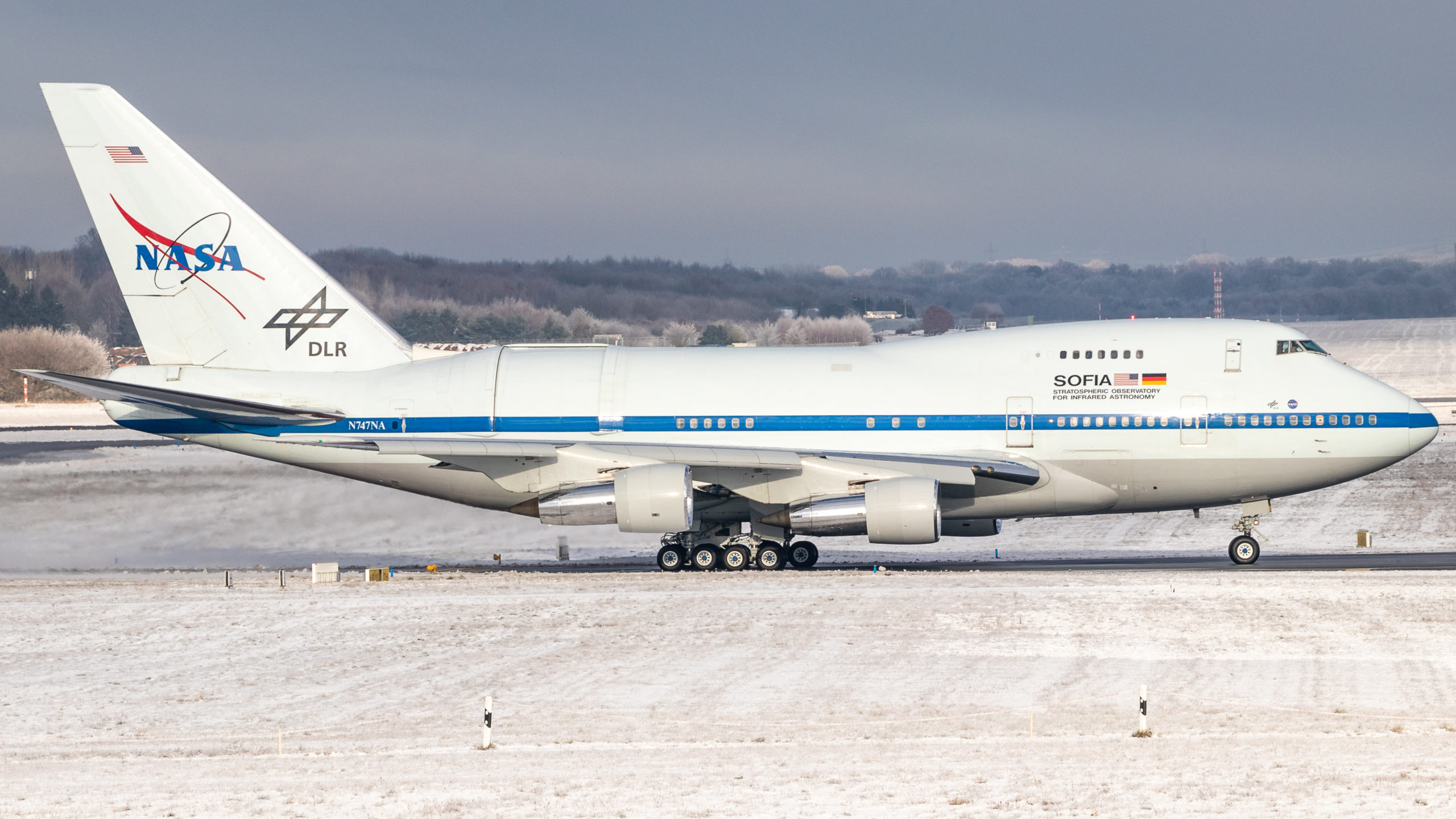 Das Bild ist Ende Januar 2021 entstanden als die Sofia nach ihrer Wartung in Hamburg bei der Lufthansa Technik zu ihrem ersten Test-Flug aufbrach. Mir persönlich gefällt das Bild besonders gut, das es eine schöne Kulisse mit dem Schnee ist. Foto: Cornelius Grossmann