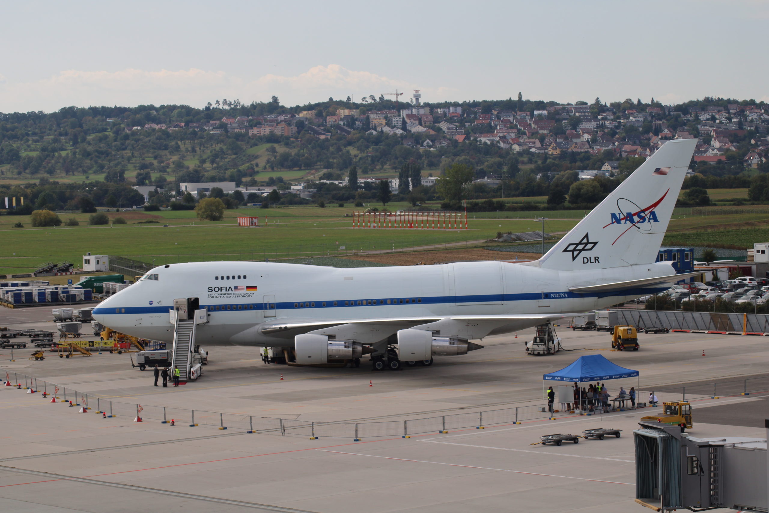 Mein SOFIA-Erlebnis war am 16.09.2019 am Stuttgarter Flughafen.
Der Grund für SOFIAs Besuch in Stuttgart: Erster Wissenschaftsflug über Europa. Durch Zufall habe ich von dem Besuch in Stuttgart erfahren. Für eine Besichtigung des Flugzeugs musste man sich anmelden und bekam dann vor Ort einen Bordingpass. Die Führungen durch das Flugzeug wurden von Personen durchgeführt, die selbst schon bei Missionen mitgeflogen sind.